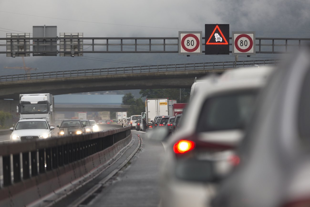 Unruhige Fahrweisen verschlimmern die Staus auf den Autobahnen. Bild: Keystone