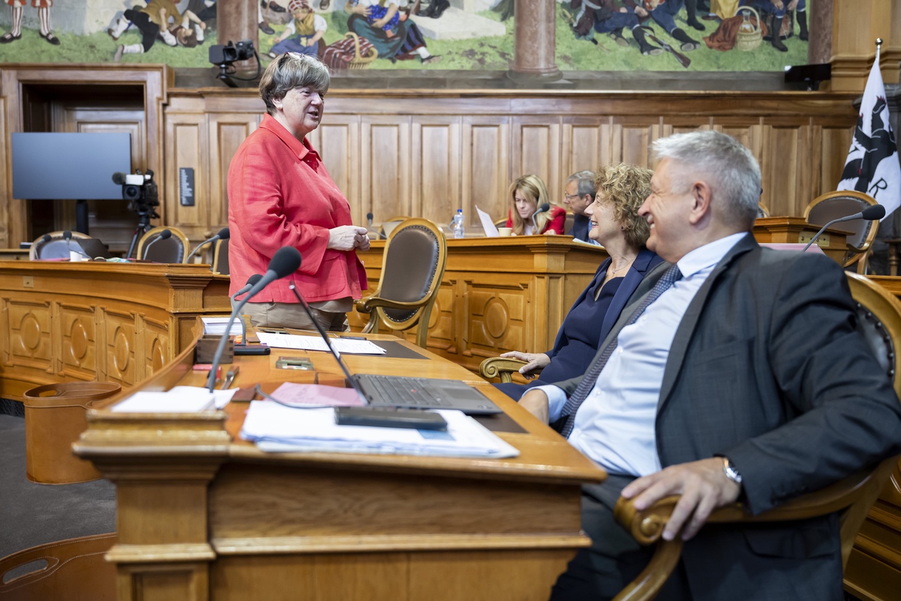 Die drei Abweichler (v.l.n.r.): Isabelle Chassot (Die Mitte, FR) mit Marianne Maret (Die Mitte, VS) und Charles Juillard (Die Mitte, JU) über ihre nächsten Pläne gegen die Fraktion. Bild: Keystone