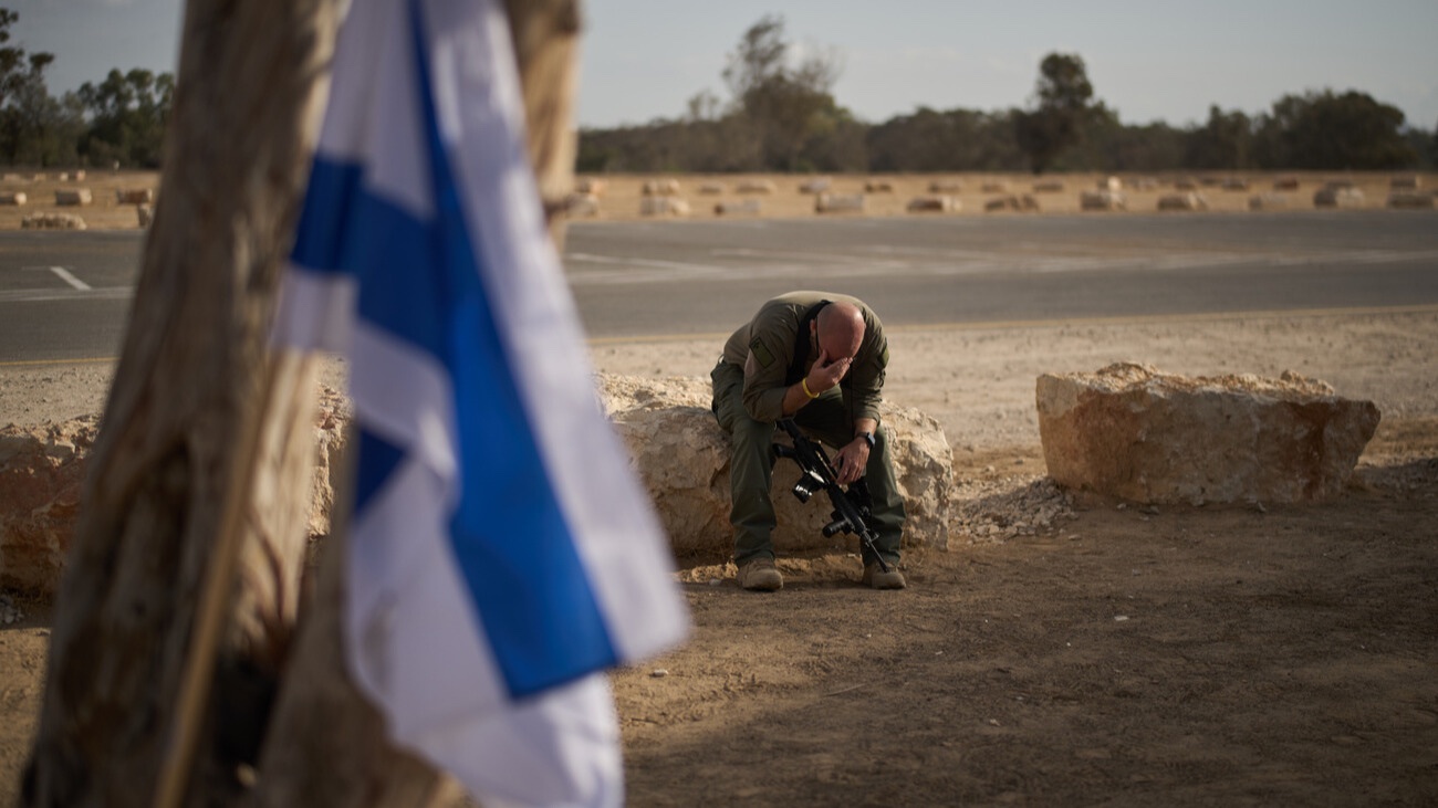 Ein israelischer Soldat besucht den Ort, an dem bei dem grenzüberschreitenden Angriff von Hamas-Terroristen am 7. Oktober 2023 Besucher des Nova-Musikfestivals getötet und entführt wurden. Bild: Keystone