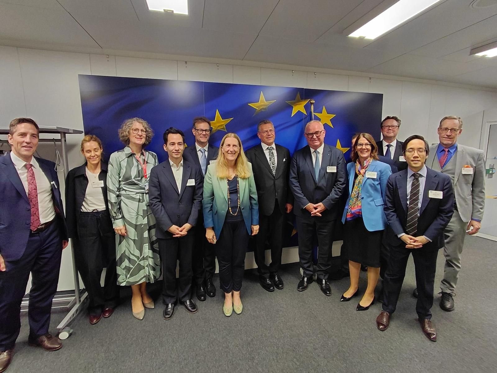 Die Delegation von Economiesuisse und Vertreter der EU in Brüssel. Bild: Economiesuisse