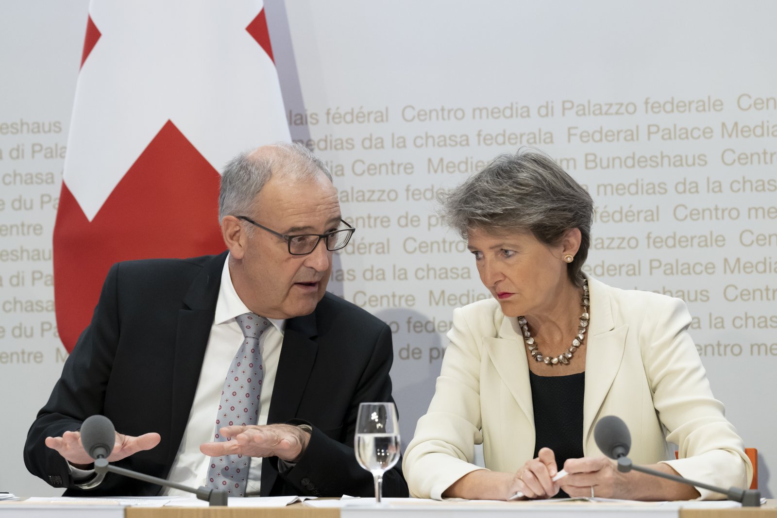 «Jede Kilowattstunde zählt» – oder doch nicht: Die Bundesräte Simonetta Sommaruga und Guy Parmelin am Mittwoch vor den Medien. (Bild: Keystone)