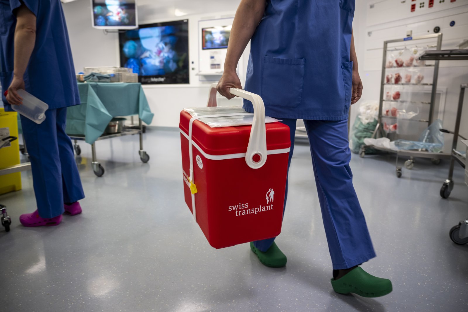Lebt nach einer Transplantation ein Teil des Spenders in einem anderen Körper weiter? Transport von Spendeorganen am Universitätsspital Genf, 2022. Bild: Keystone