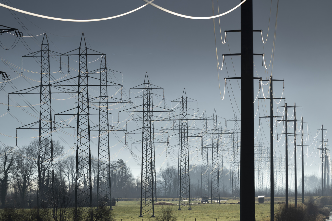 «Wie der viele Sonnenstrom abgeführt werden soll, ist nicht klar»: Stromleitungen bei Benken, SG. Bild: Keystone