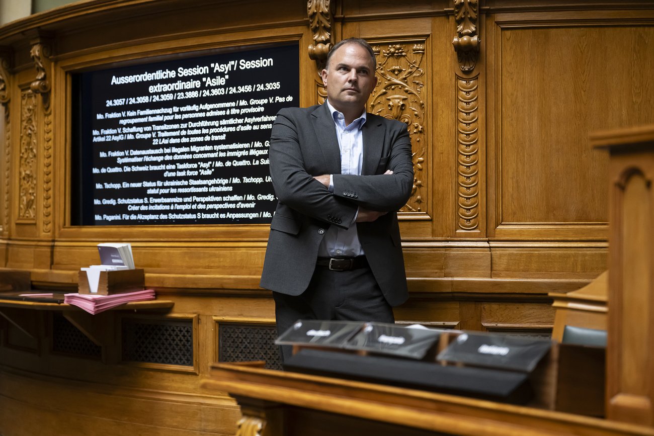 SVP-Präsident Marcel Dettling verfolgt die Asyldebatte. Bild: Keystone