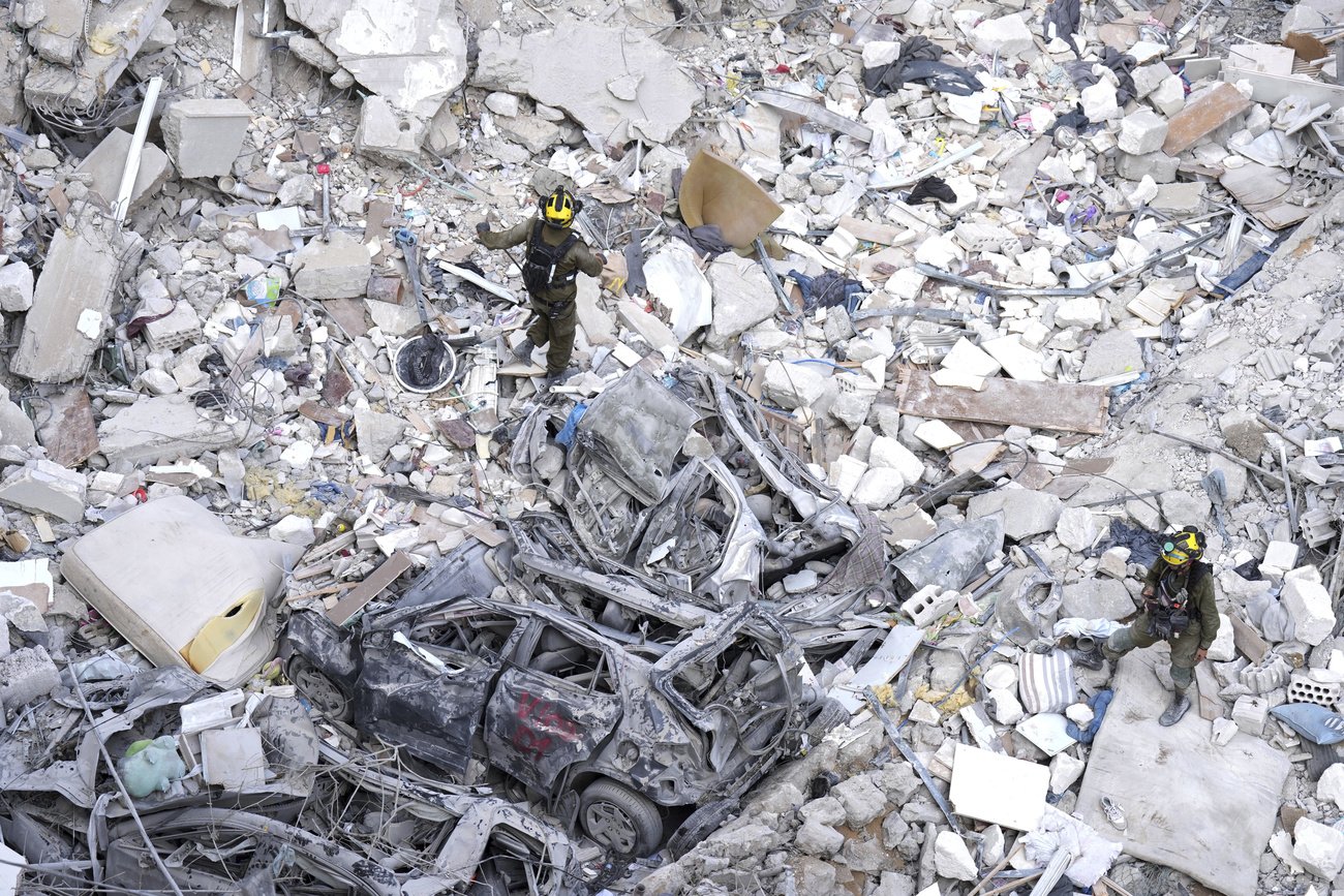 Israelische Soldaten suchen in den Trümmern von Wohngebäuden, die durch einen iranischen Raketenangriff in Bat Yam, Zentralisrael, zerstört wurden, nach Überlebenden. Bild: Keystone