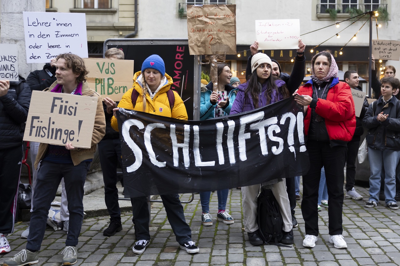 Studenten protestieren gegen die Erhöhung von Studiengebühren, am Donnerstag, 5. Dezember 2024 vor dem Rathaus in Bern. 
Bild: Keystone