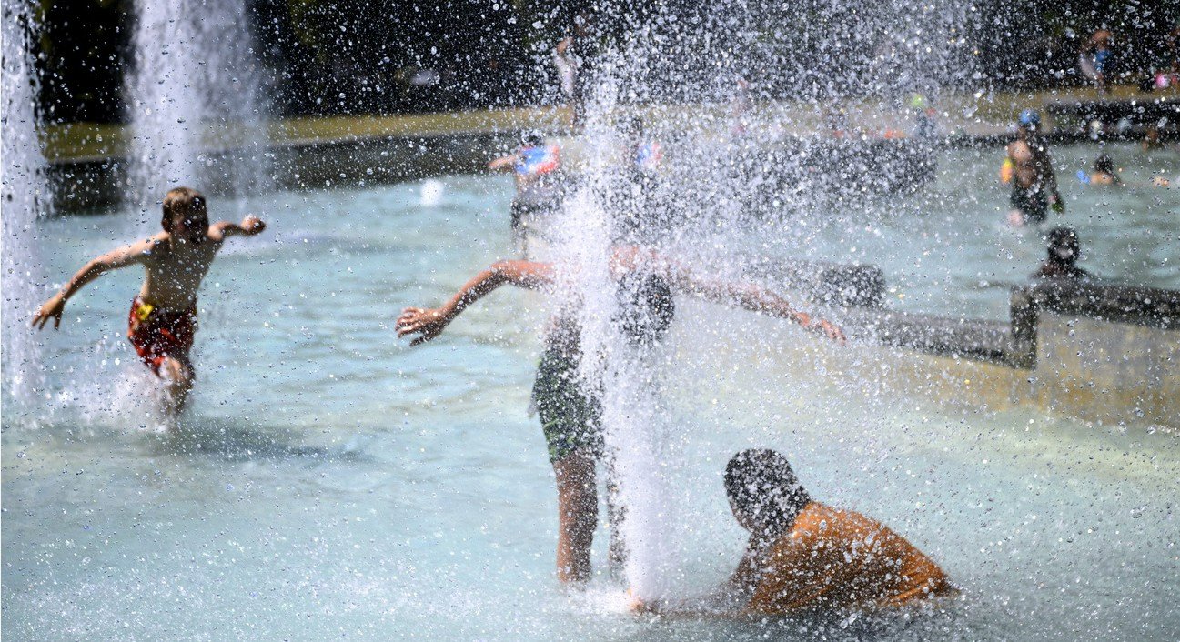 In der Schweiz kann man sich im Wasser abkühlen – aber kaum mit Klimaanlagen. Bild: Keystone