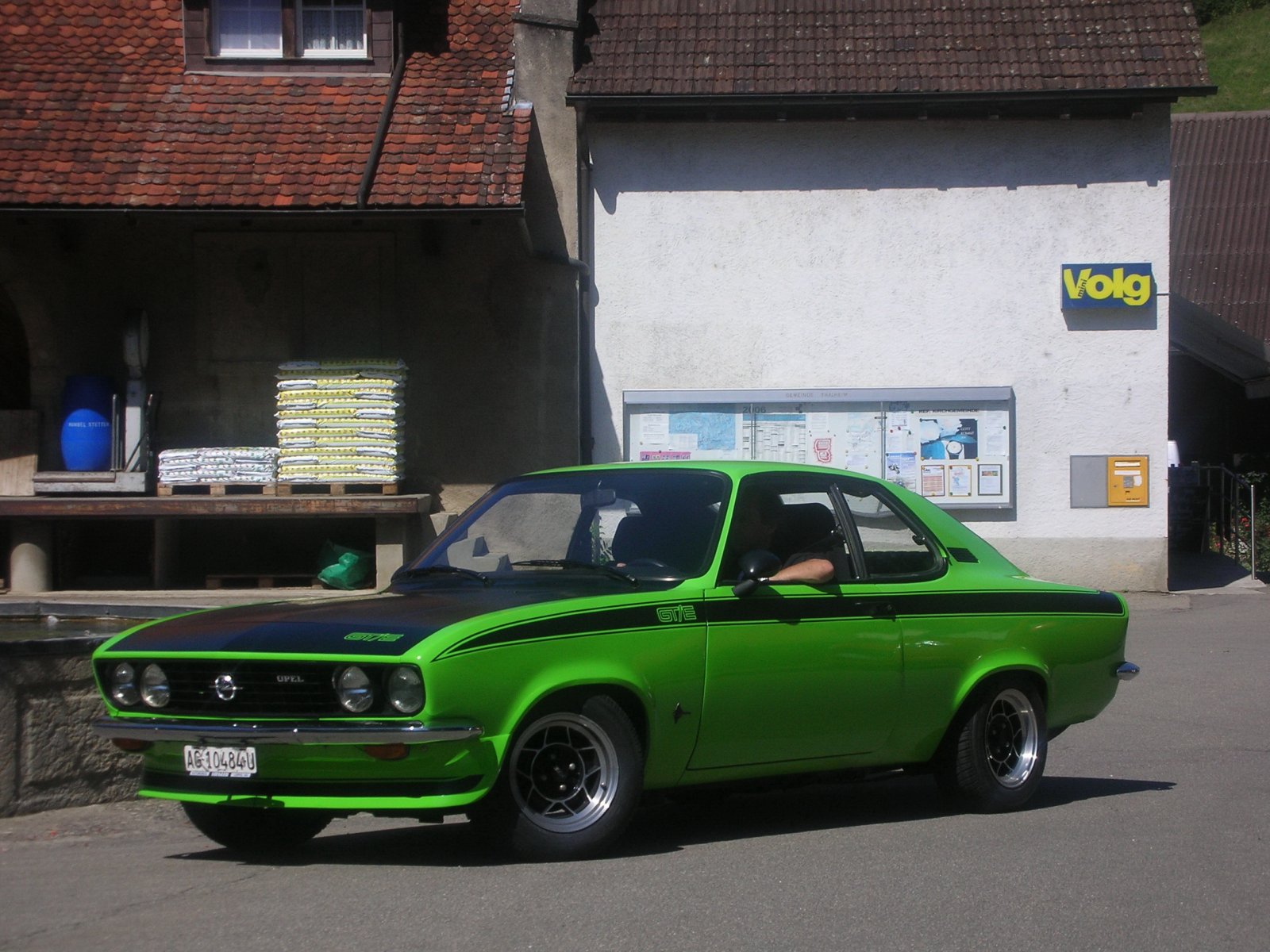 Ellbogen aus dem Fenster gelehnt, warten auf die Braut im Dorf.