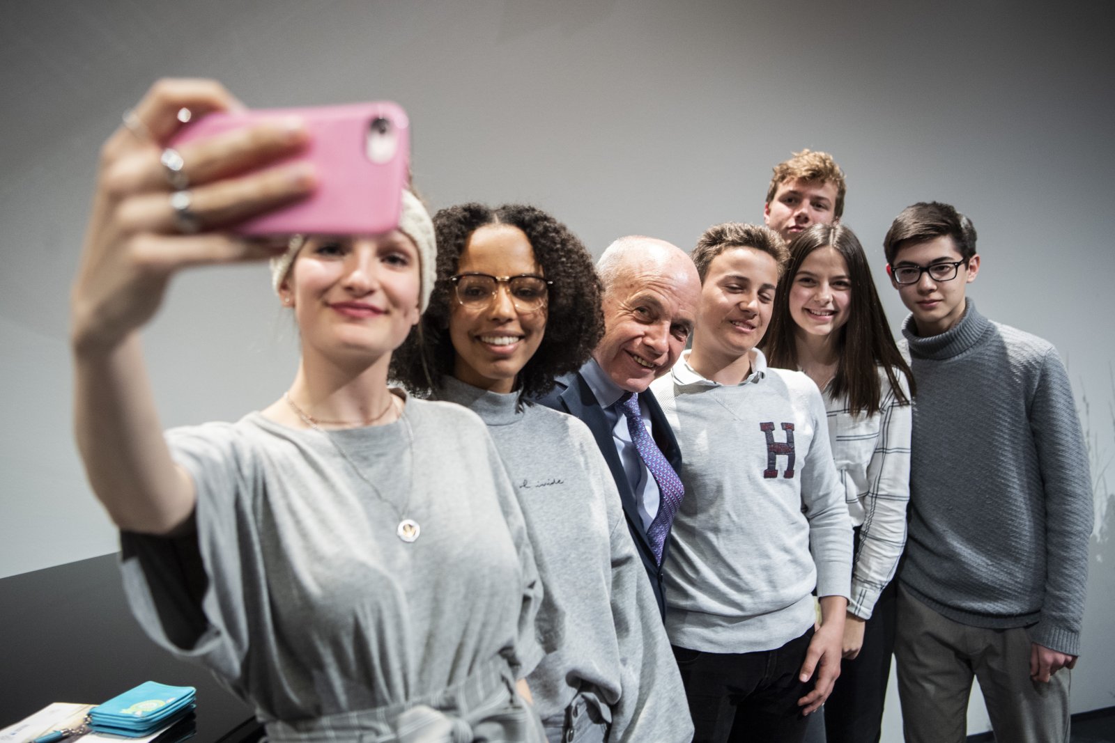 Ueli Maurer posiert 2019 mit Schülern der Kantonsschule Winterthur. (Archivbild: Keystone)