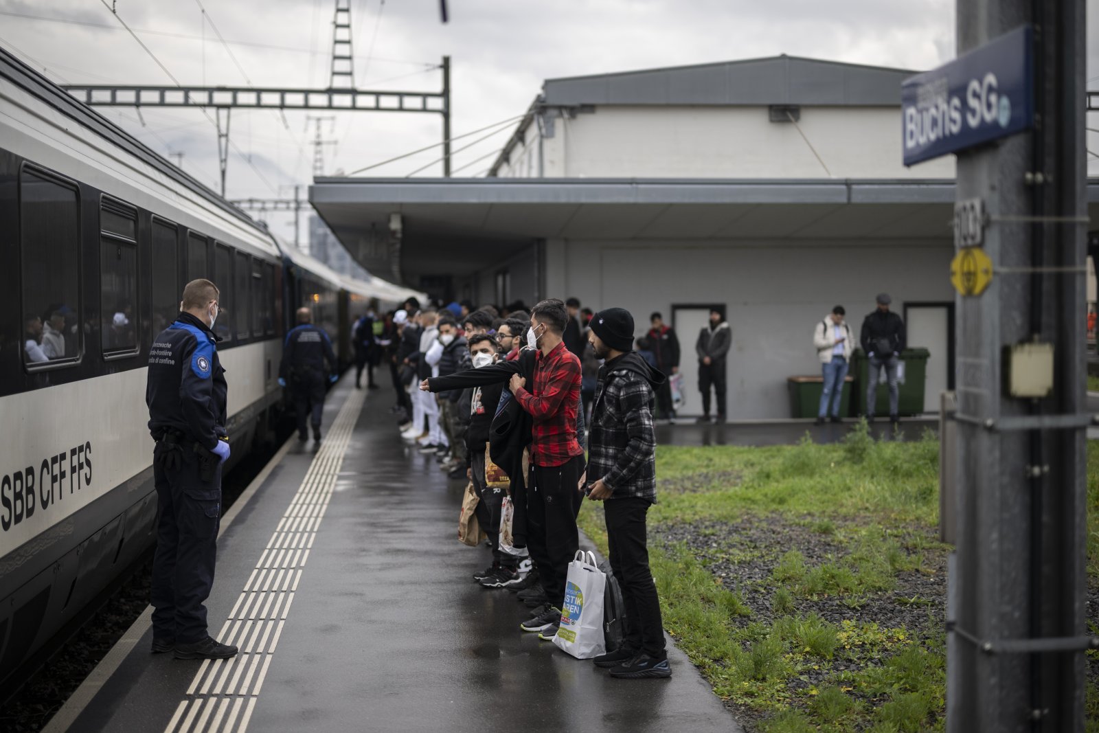 Alltag in Buchs (SG): Flüchtlinge aus einem Zug aus Österreich werden von Grenzwächtern kontrolliert. (Bild: Keystone)