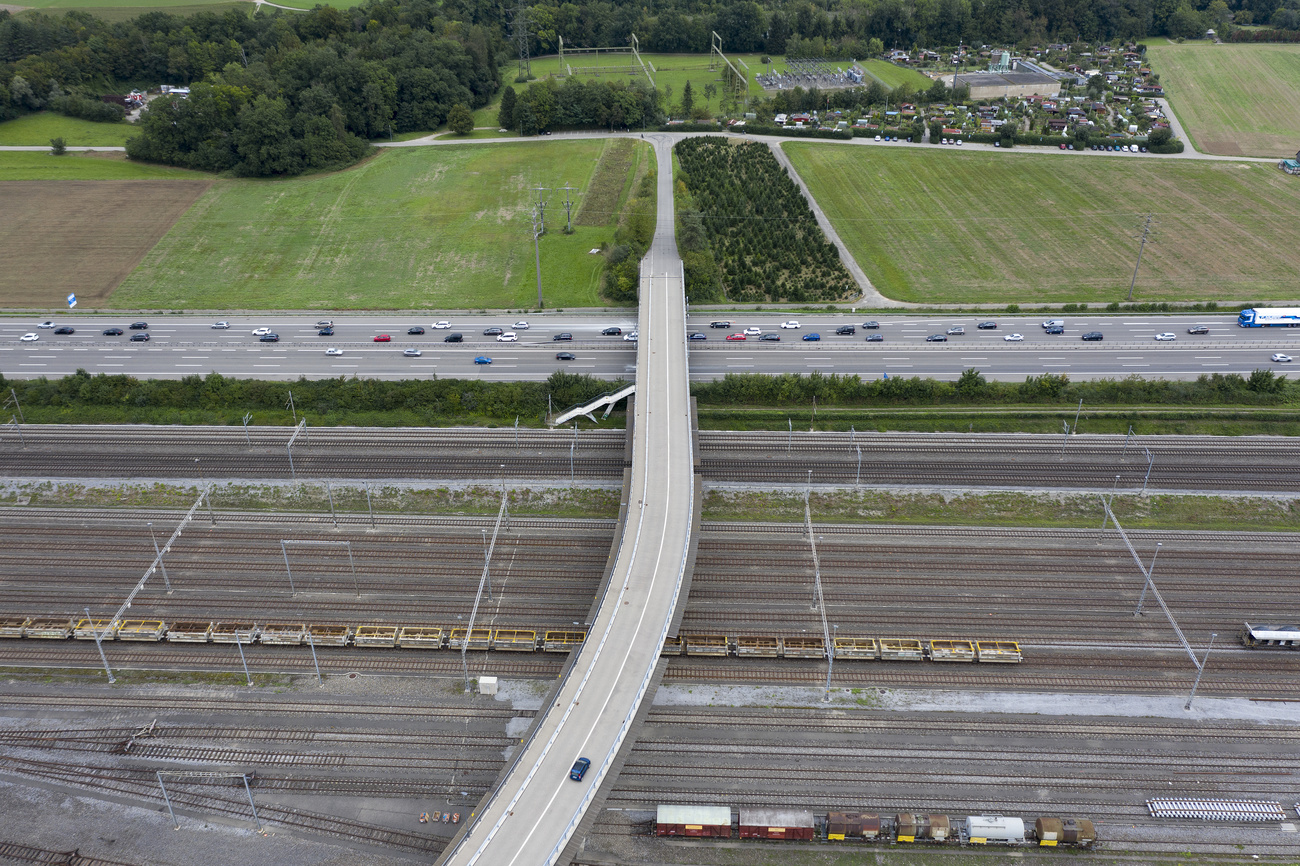 Auch wenn die Autobahn A1 durchgängig auf sechs Spuren ausgebaut wird, wie hier im Bild im Limmattal, hat die subventioniert Bahn nicht weniger Geld zur Verfügung für ihre Projekte. (Bild: Keystone)