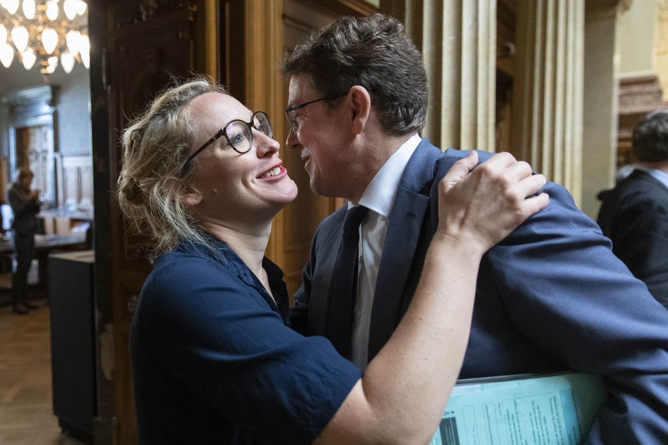 2019 gab es noch Küsschen: Aline Trede und Albert Rösti. (Archivbild: Keystone)