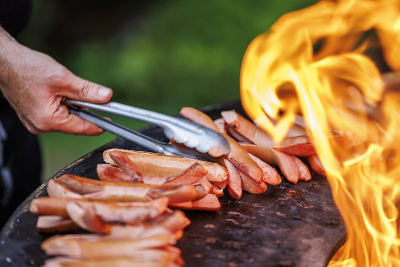 Cervelat oder Tofu-Plätzli? Wir wollen wissen, was bei Ihnen auf den Grill kommt. Bild: Keystone