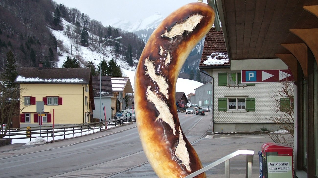 Bei der Abstimmung um die Engpassbeseitung auf der Autobahn geht es wortwörtlich um die Wurst. Denn jeder dritte LKW-Kilometer dient dem Transport von Produkten der Landwirtschaft und von Lebensmitteln – auch von Würsten. Bild: Keystone