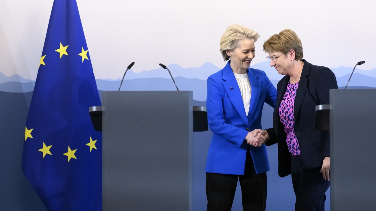EU-Kommissionspräsidentin Ursula von der Leyen und die abtretende Bundespräsidentin Viola Amherd heute in Bern. Bild: Keystone