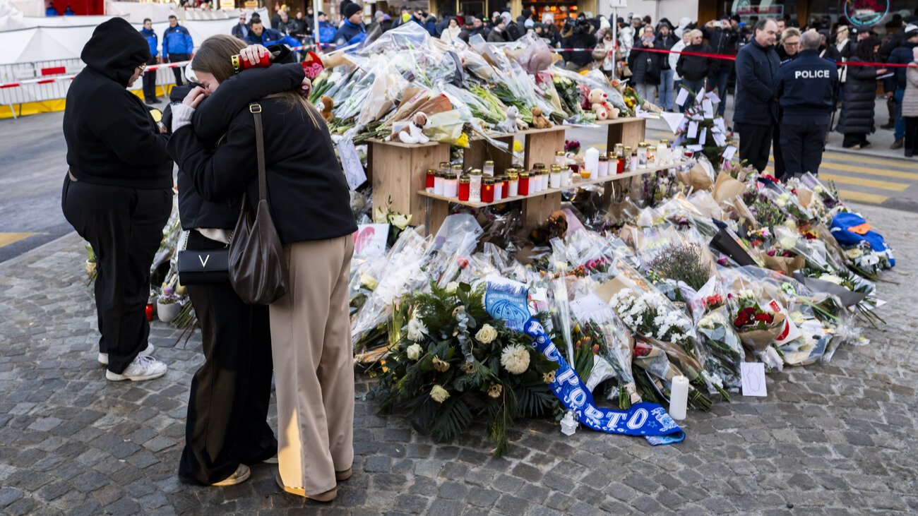 Blumen und Kerzen erinnerten an die Opfer der Silvesternacht. Bild: Keystone