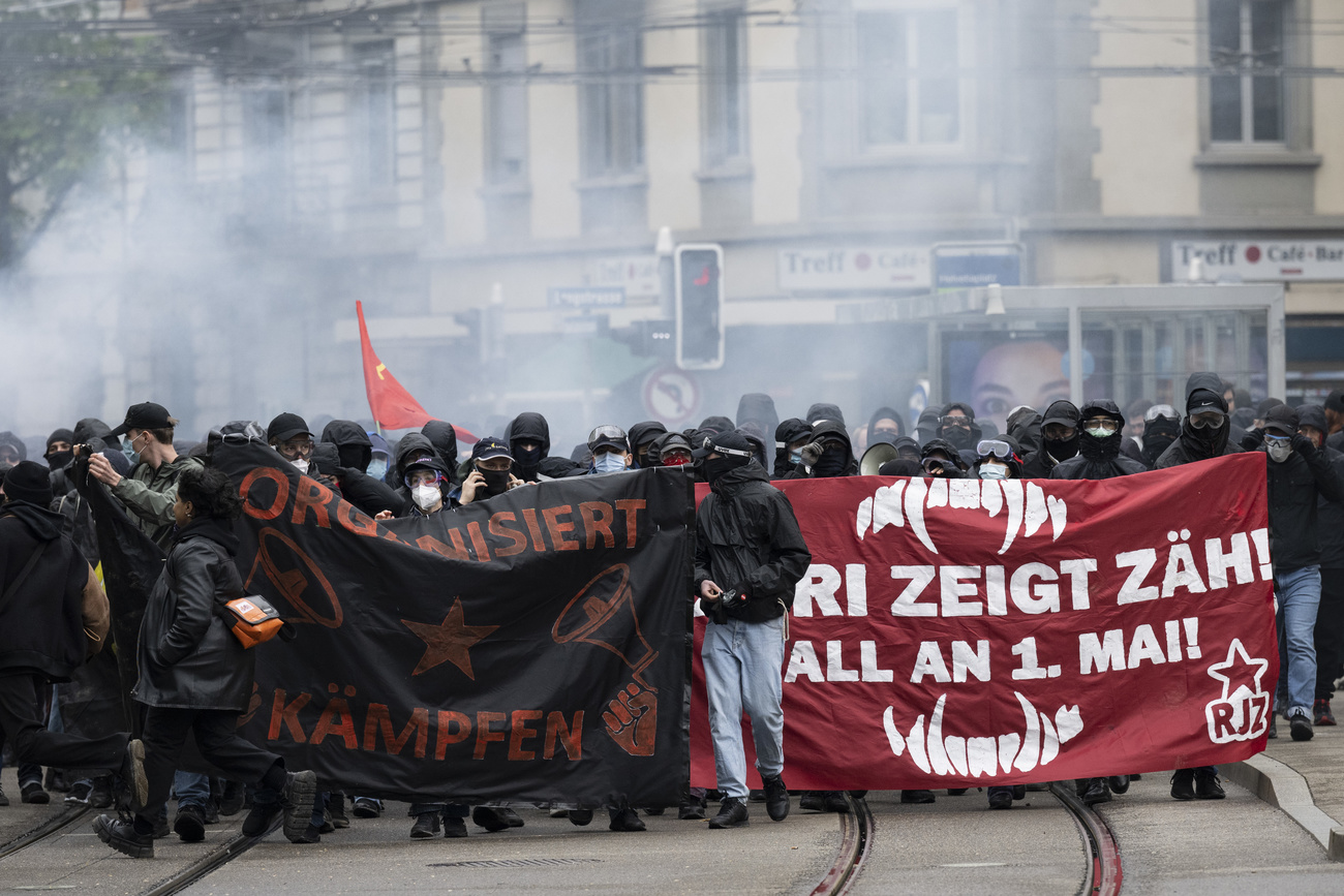Linksautonome streiten sich mit der Polizei an der Nachdemonstration vom 1. Mai-Umzug. (Bild: Keystone)