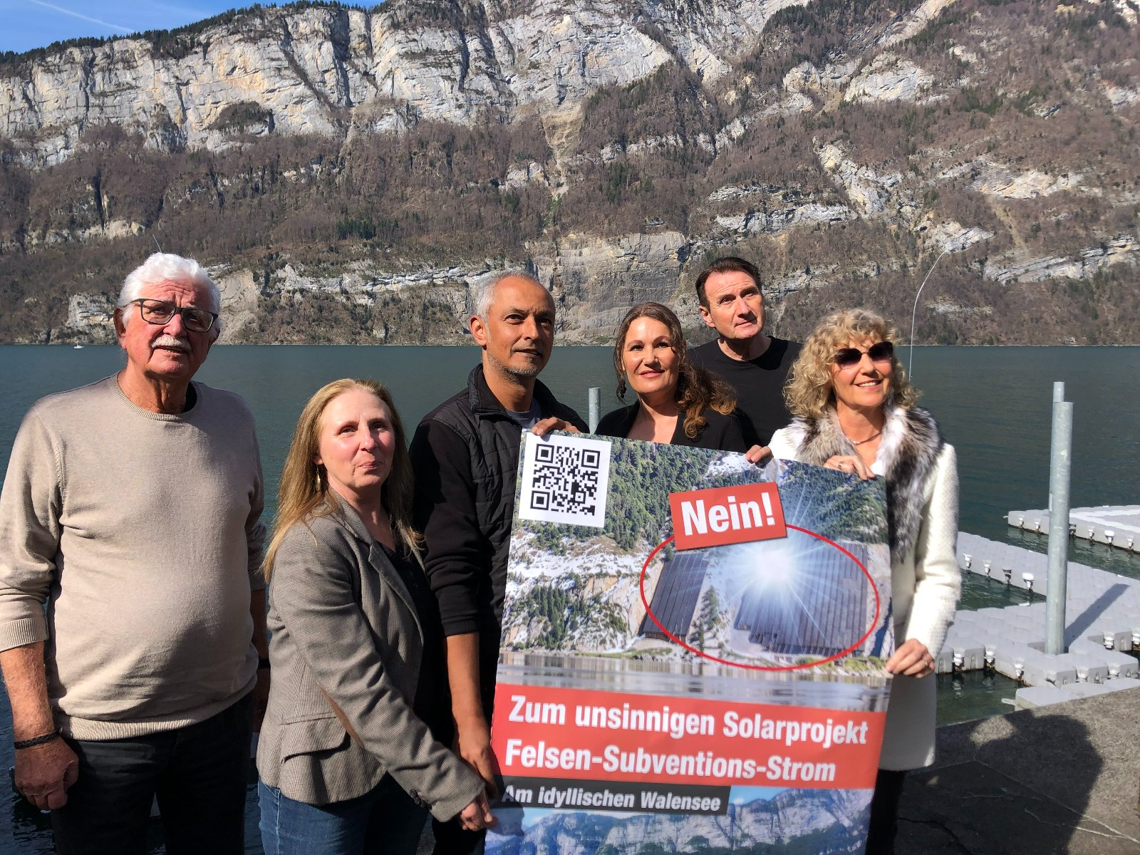 Schon 600 Unterschriften gesammelt: IG Pro Walensee vor dem ehemaligen Steinbruch Schnür. Bild: Alex Reichmuth