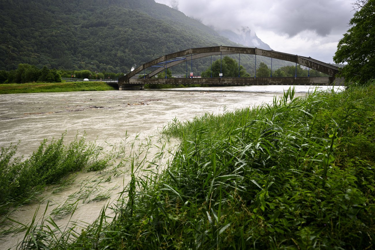 Die Unwetter der Gegenwart sind keinesfalls einzigartig: Hochwasser in der Rhône, Juni 2024. Bild: Keystone