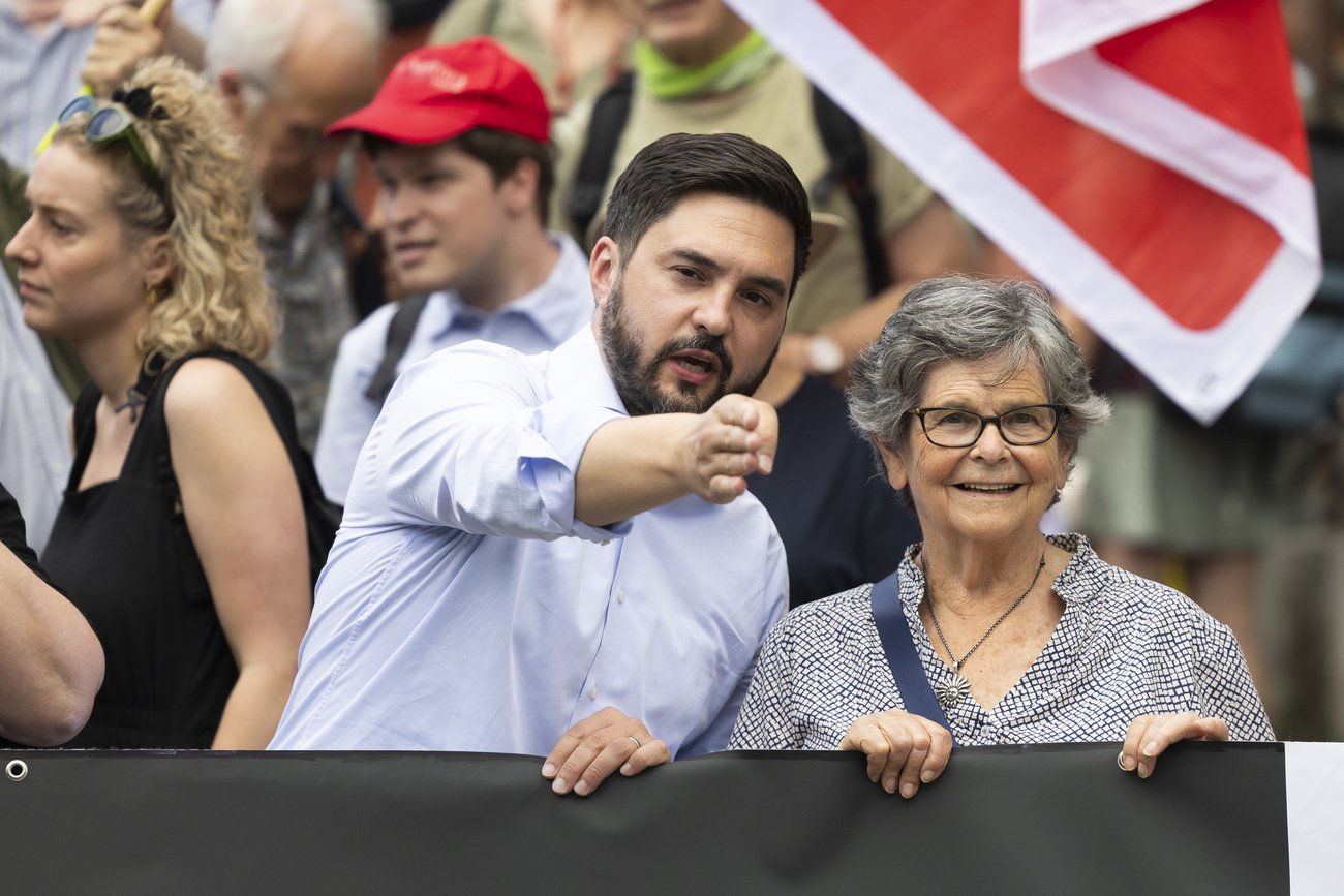 Weg weisend: SP-Co-Präsident Cédric Wermuth und die frühere Bundesrätin Ruth Dreifuss an der Demonstration für Palästina und den Iran am Samstag in Bern. Bild: Keystone