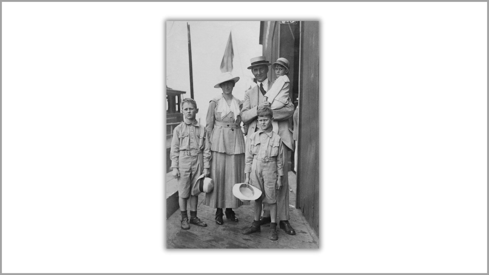 Hans Sulzer und Familie nach der Ankunft in New York, 1917. Bild: Archiv für Zeitgeschichte ETH Zürich