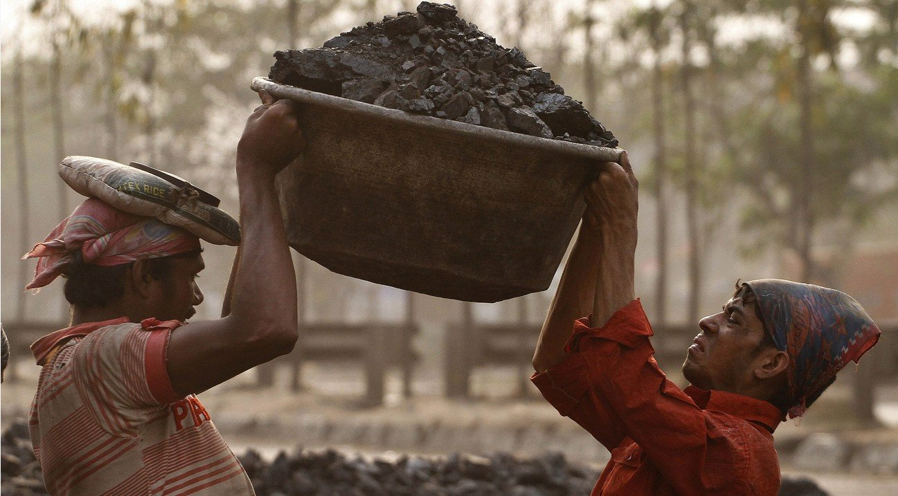 Fossile Energieträger bleiben essentiell für die Prosperität der Welt: Kohlegewinnung mit einfachsten Mitteln in Indien. Bild: Keystone