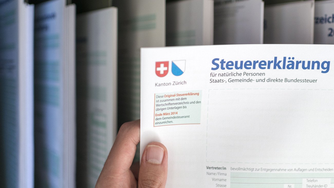 Schweizer arbeiten immer länger für den Staat. Symbolbild: Keystone