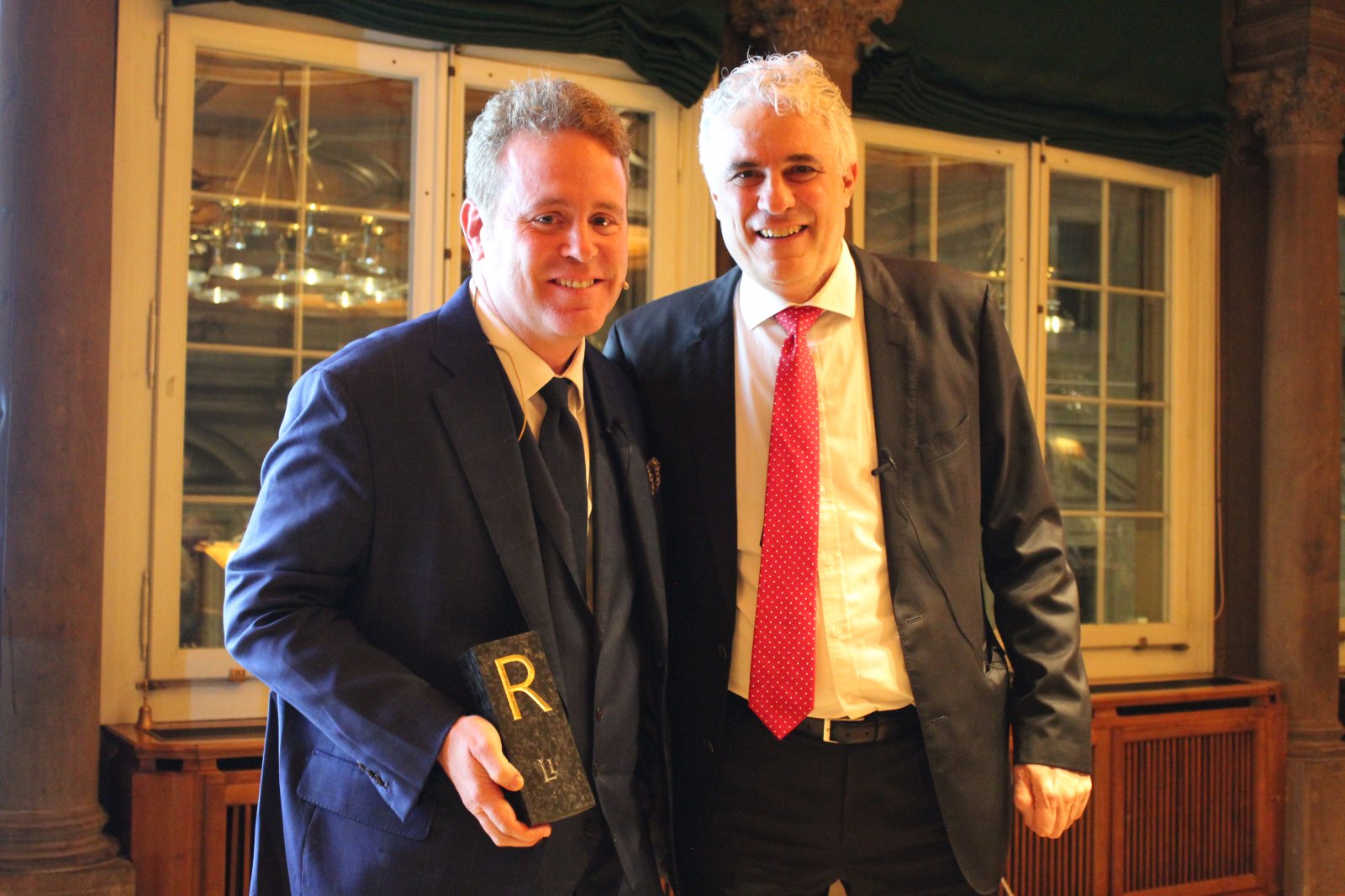 Dominik Feusi (links) und Daniel Eisele an der Preisverleihung in Zürich. (Bild: Liberales Institut)