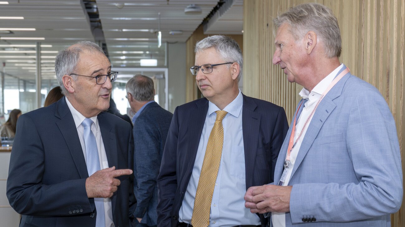 Bundesrat Guy Parmelin mit Roche-Verwaltungsratspräsident Severin Schwan und Standortleiter Jürg Erismann bei der Eröffnung eines Forschungszentrums. Bild: Keystone