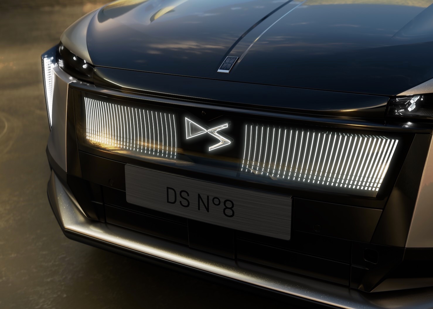 Die vertikalen Tagfahrlichter und die beleuchtete Front des DS N° 8 sorgen für einen hohen Wiedererkennungswert.