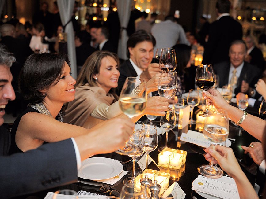 Bild aus dem marxistischen Lehrbuch. Reiche unter sich.