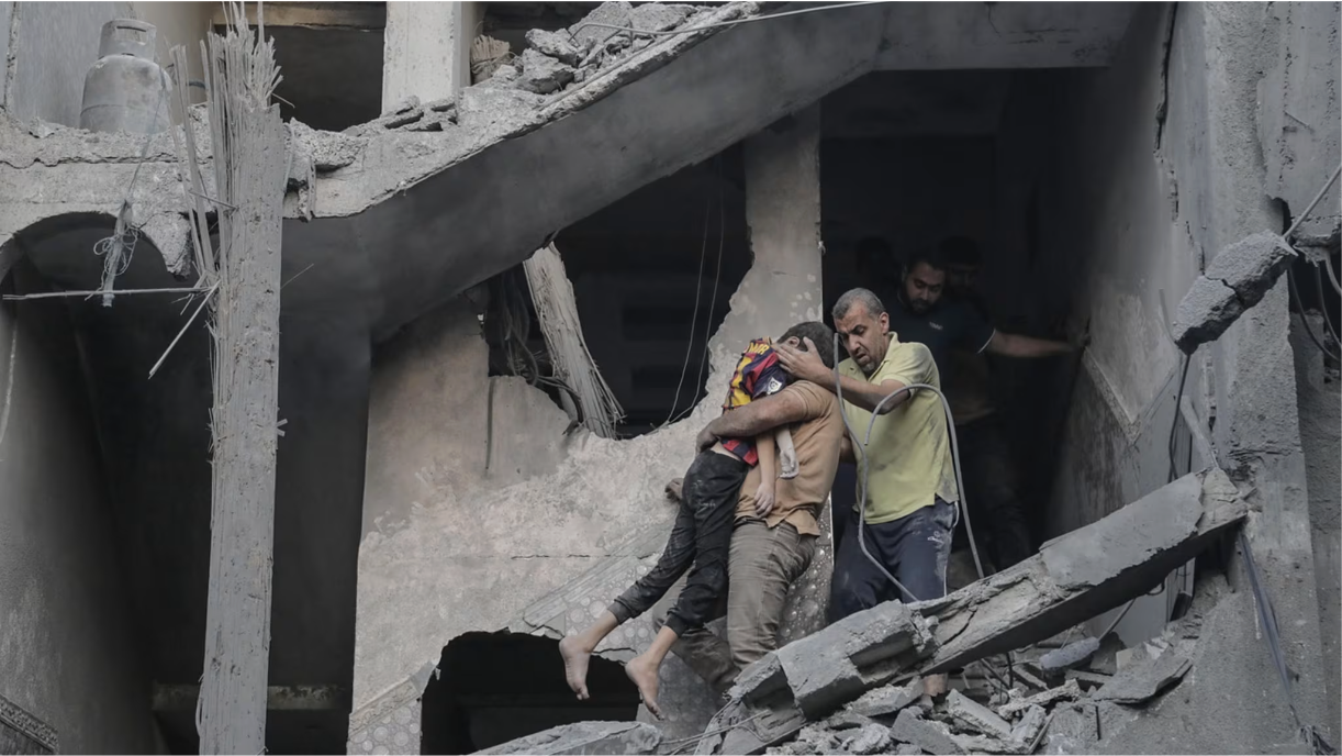 Ein Kind wird aus den Trümmern eines Hauses in Khan Younis im Gazastreifen geborgen. (Bild: Keystone)