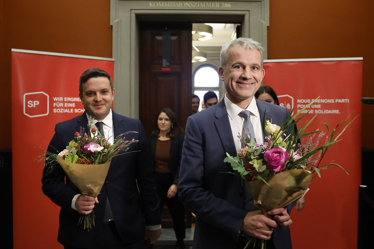 Jon Pult (rechts) und Beat Jans (links) posieren anlässlich der Bekanntgabe des offiziellen SP-Tickets.