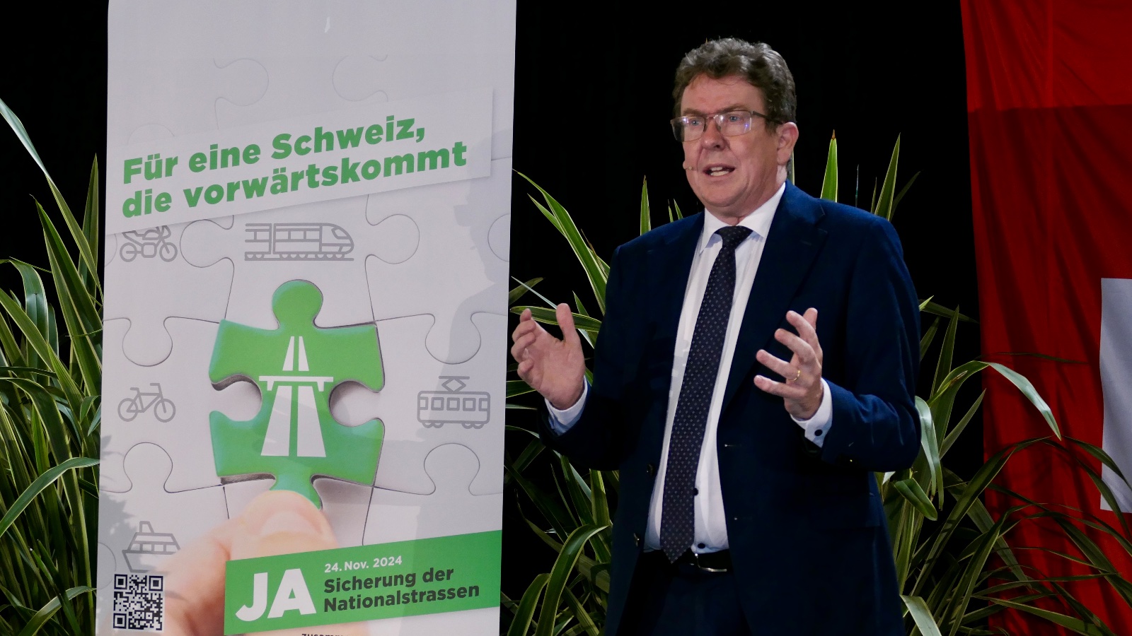 Albert Rösti setzt zur Mobilisierung an. Vor knapp 400 Personen wirbt der Verkehrsminister für ein Ja zum Ausbau der Nationalstrassen. Bild: Thomas Hulliger / Fridolin Medien AG