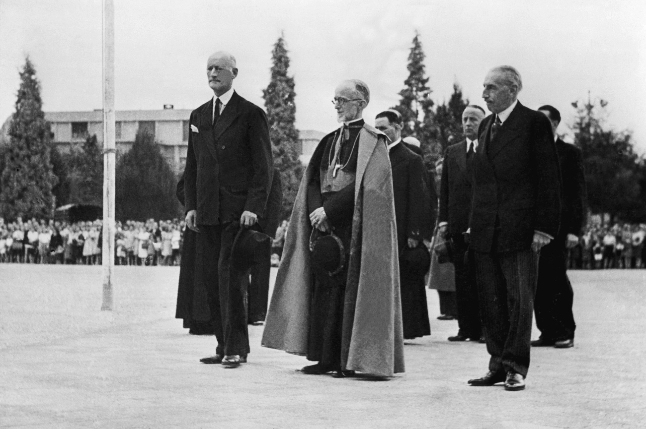 Walter Stucki (links, 1888-1963). Unter Diplomaten nannte man ihn «le grand Stucki». Im buchstäblichen wie im übertragenen Sinne. Bild: Keystone