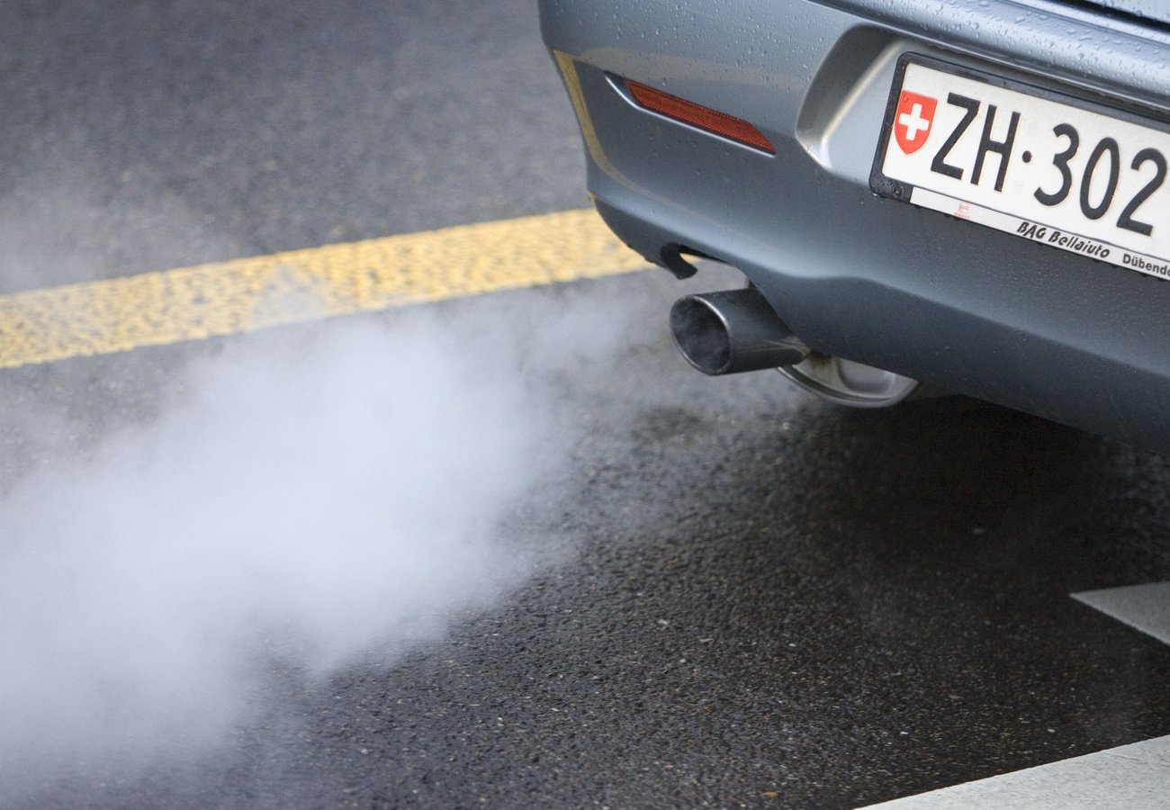 Der Klimaschutz muss zurückstehen: Auto mit Verbrennermotor. Bild: Keystone