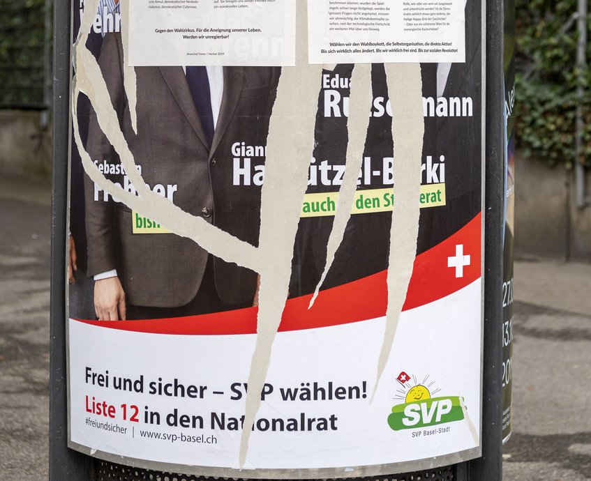 Zerstörte Wahlplakate der SVP. Archivbild: Keystone