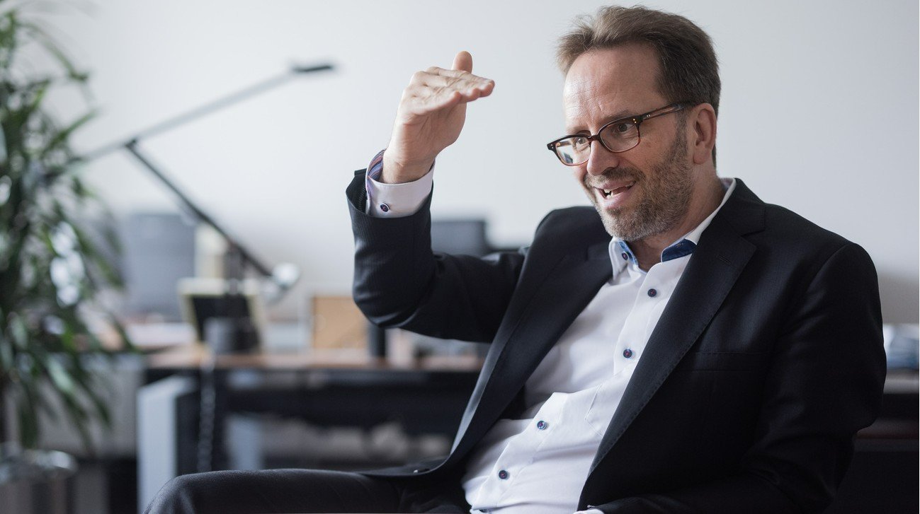 Bei Dunkelflauten soll die Stromzufuhr für die Industrie begrenzt werden: Klaus Müller, Chef der Bundesnetzagentur und Mitglied der Grünen. Bild: Keystone