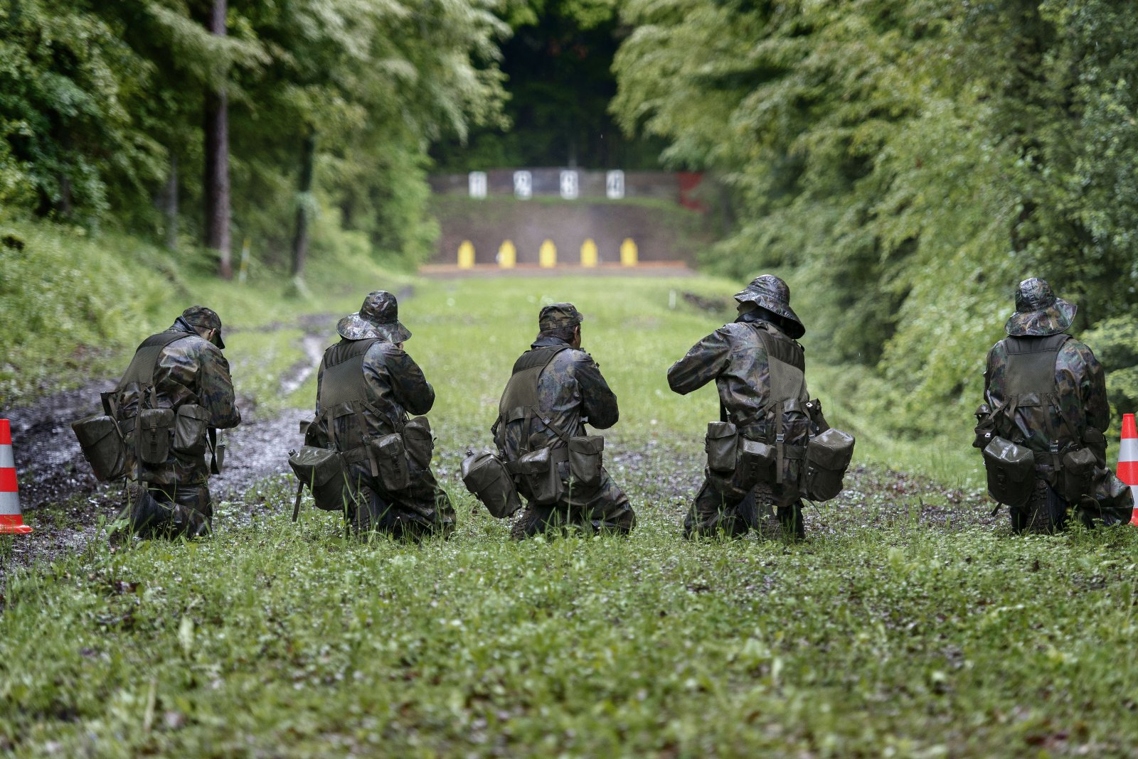 «Es braucht einen Plan für eine starke, professionelle Schweizer Armee»: Schweizer Infanteristen im scharfen Schuss. Bild: Keystone-SDA