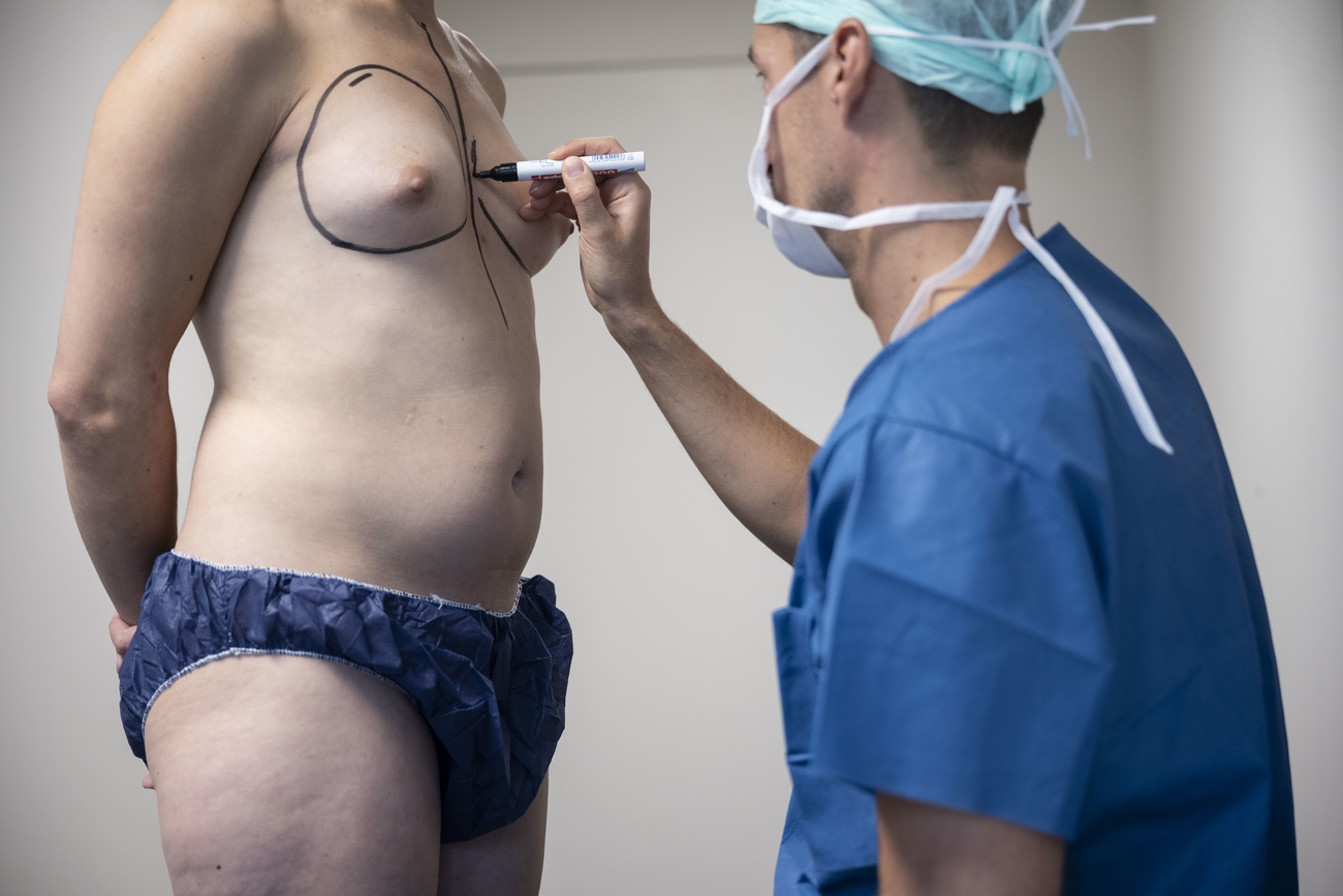 Brustentfernungen haben in der Schweiz besonders stark zugenommen. Bild: Keystone