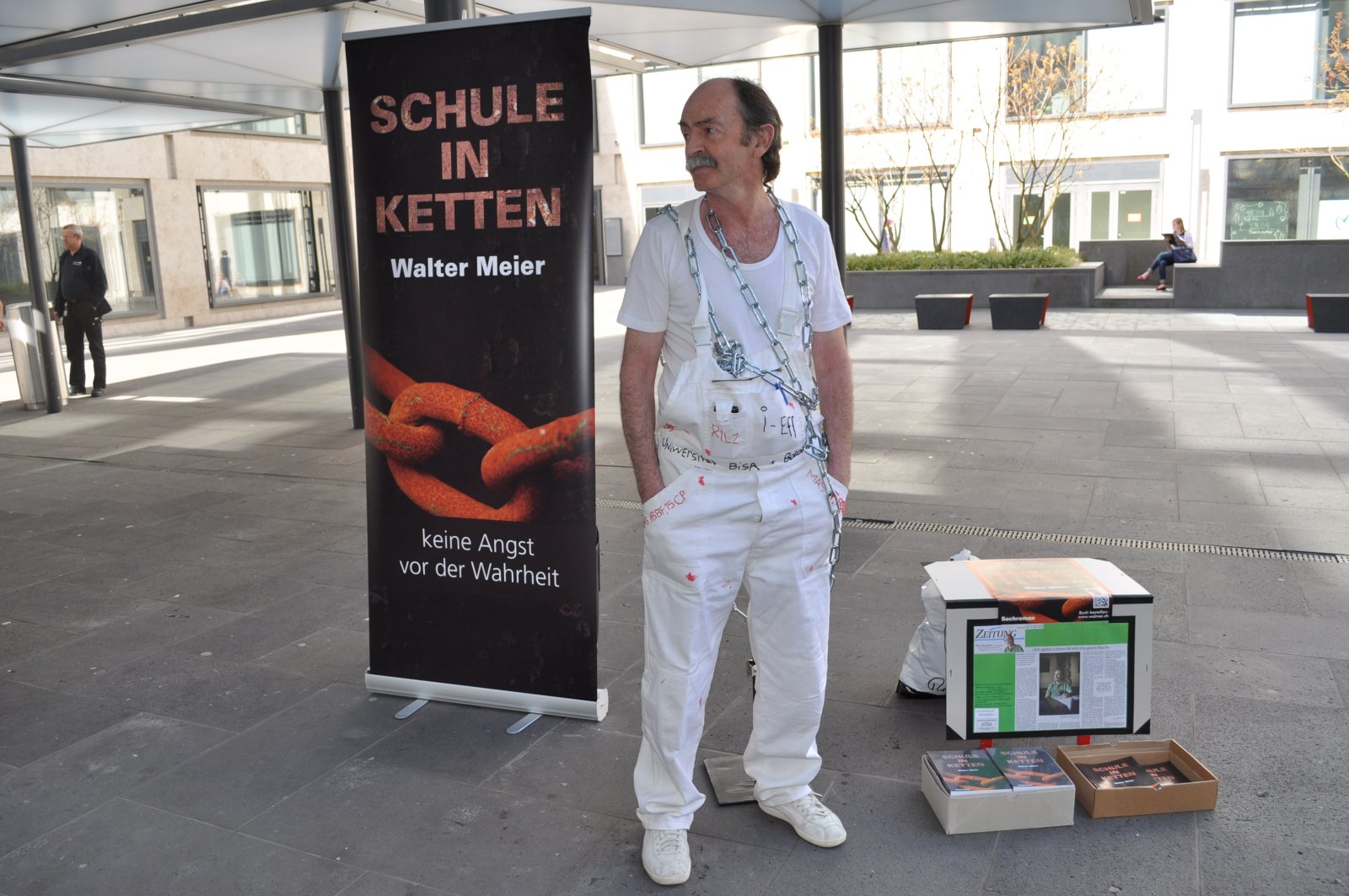 Desinteresse statt Neugier der Lehrer erfuhr Walter Meier bei seiner Buch-Promotionsaktion vor der Pädagogischen Hochschule in Zürich. (Bild: zVg)