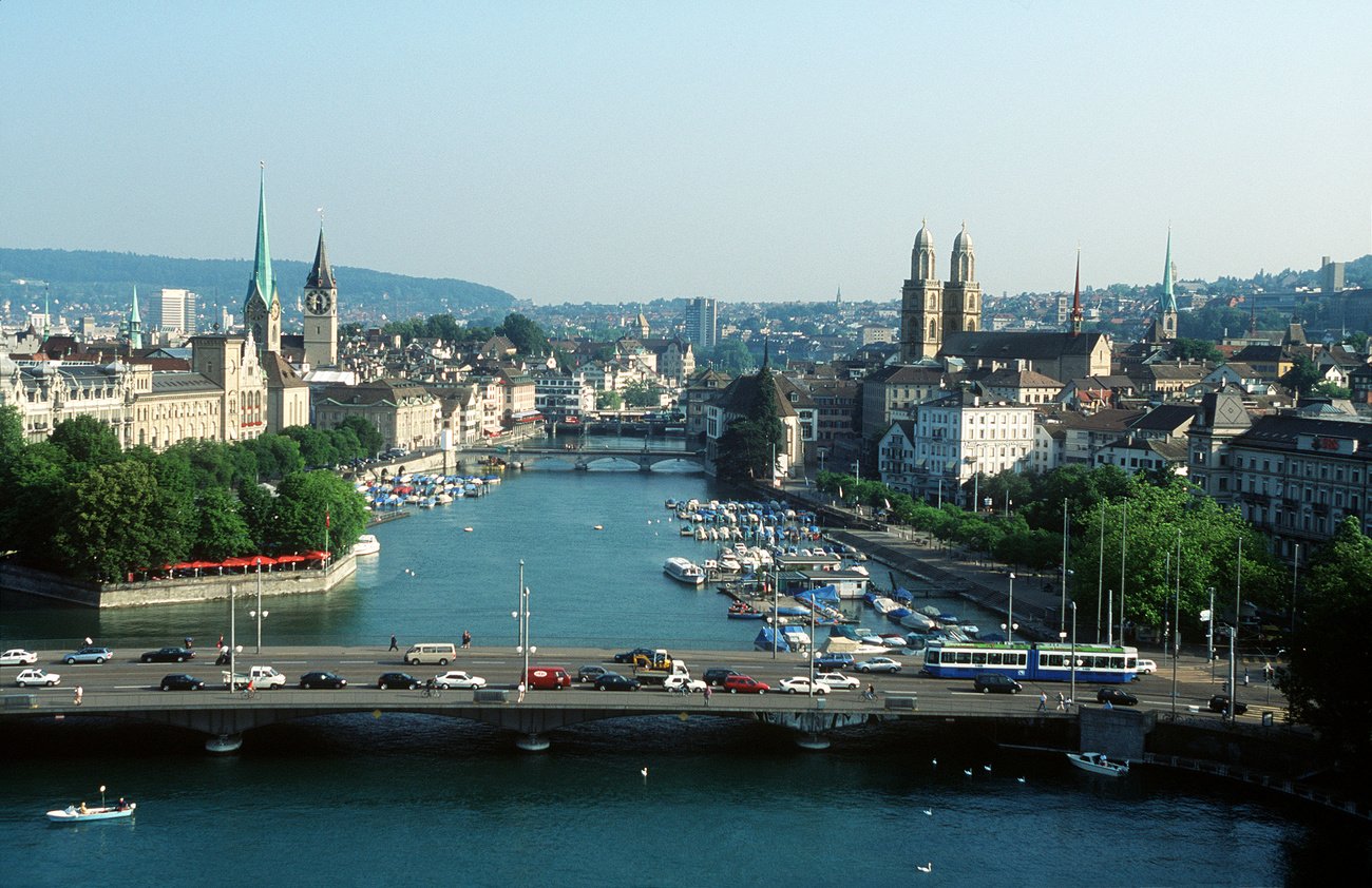 Fast nirgendwo verdient ein Mensch mehr als hier. Zürich am Zürichsee. Bild: Keystone