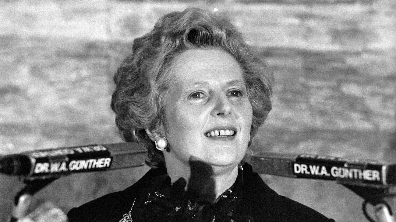 Margaret Thatcher hält im März 1977 eine Rede an der Universität Zürich. Bild: Keystone