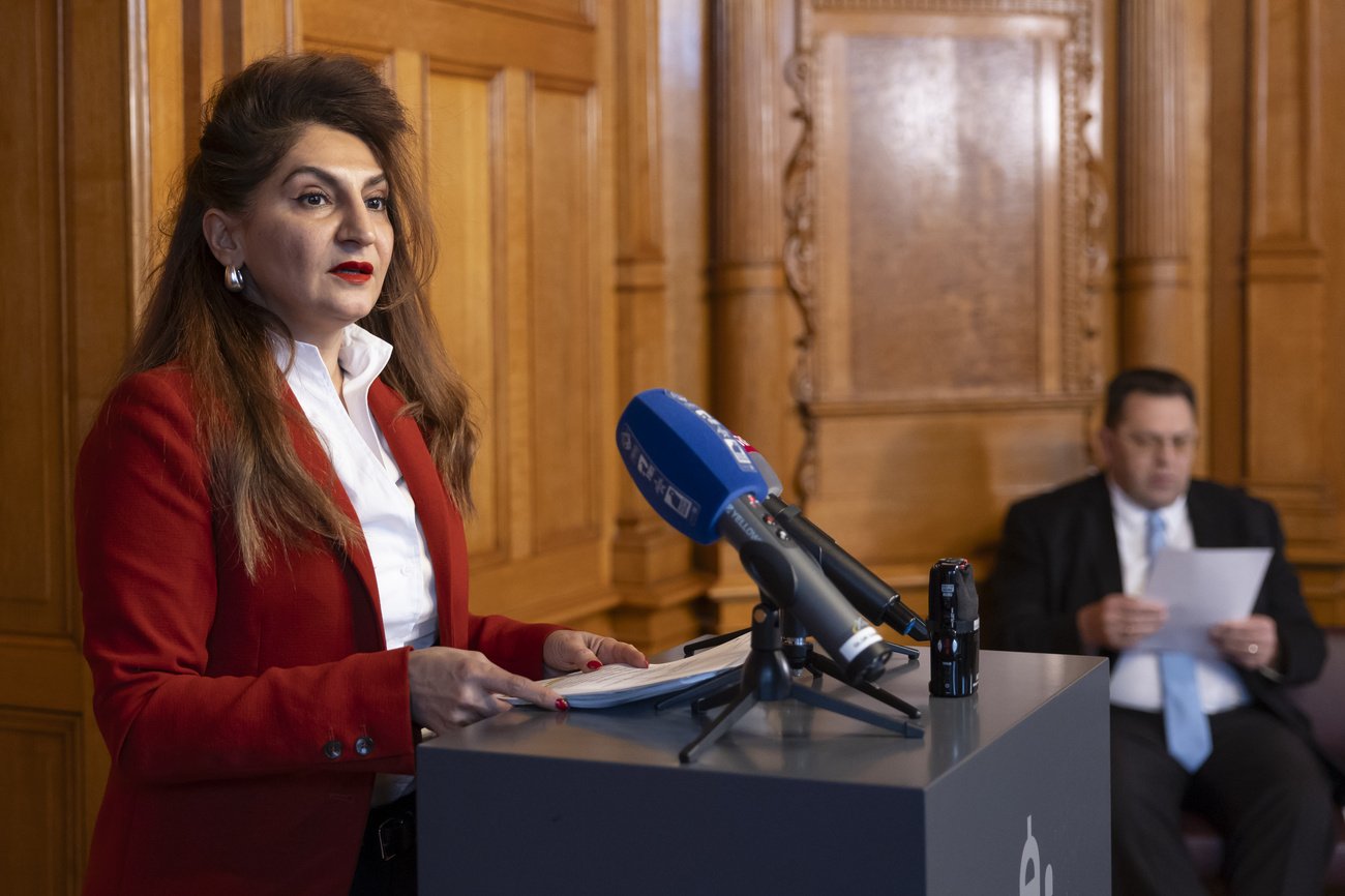 Sibel Arslan (Grüne, BS) ist Präsidentin der Aussenpolitischen Kommission des Nationalrates – im Hintergrund ihr Vorgänger Laurent Wehrli (FDP, VD). Bild: Keystone