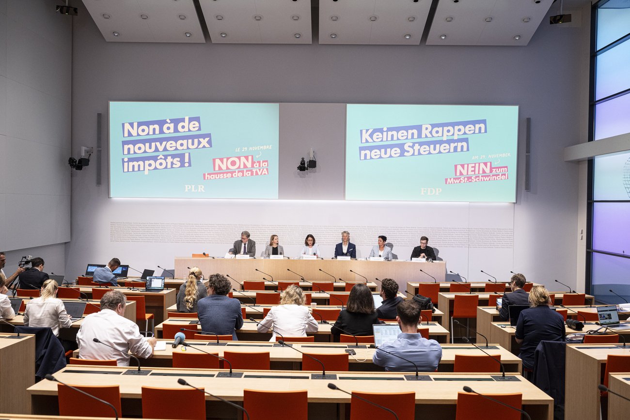 Die FDP wehrt sich gegen die geplante Erhöhung der Mehrwertsteuer zur Finanzierung der 13. AHV-Rente: Unter dem Slogan «keinen Rappen neue Steuern» lanciert der Freisinn den Abstimmungskampf. Bild: Keystone