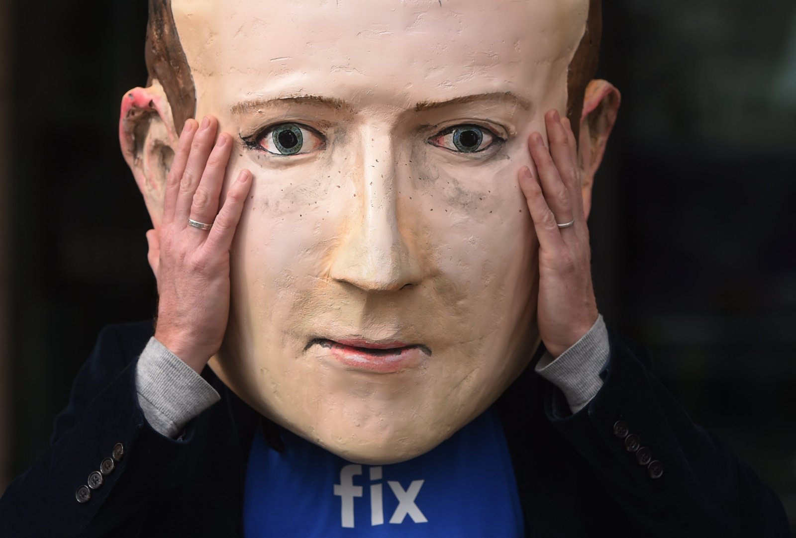 Sein Konzern löscht immer grosszügiger: Maske von Mark Zuckerberg, CEO Facebook (heute Meta). Bild: Keystone