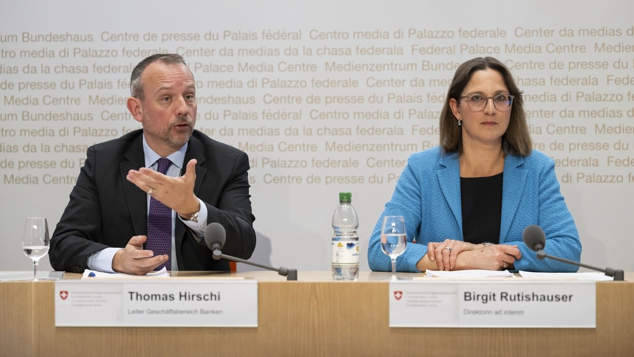 Thomas Hirschi, Leiter Geschäftsbereich Banken, spricht neben Birgit Rutishauser, Direktorin ad interim, an der gestrigen Jahresmedienkonferenz der Finma. Bild: Keystone