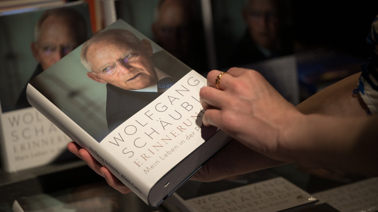 Mit «Erinnerungen. Mein Leben in der Politik» ist diesen Monat posthum die Autobiographie des CDU-Politikers Wolfgang Schäuble erschienen. Bild: Keystone