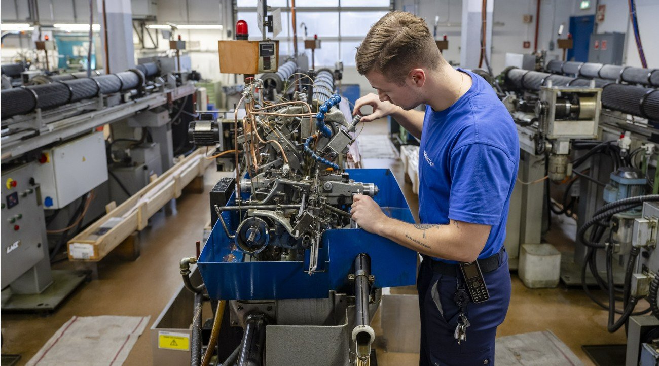 Immer weniger Energie für den gleichen Output der Wirtschaft: Mitarbeiter des Unternehmens Vardeco in Develier JU. Bild: Keystone