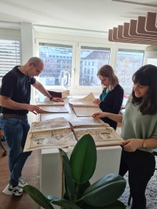 Das Nebelspalter Print-Team betrachtet die Nebelspalter-Ausgaben aus dem Jahr 1883.